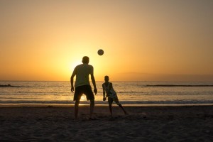 Volleyball-am-Strand-Sonnenuntergang